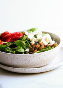 Photo inspiration: Picture Idea: Fresh Spinach Salad With Strawberries And Crumbled Goat Cheese